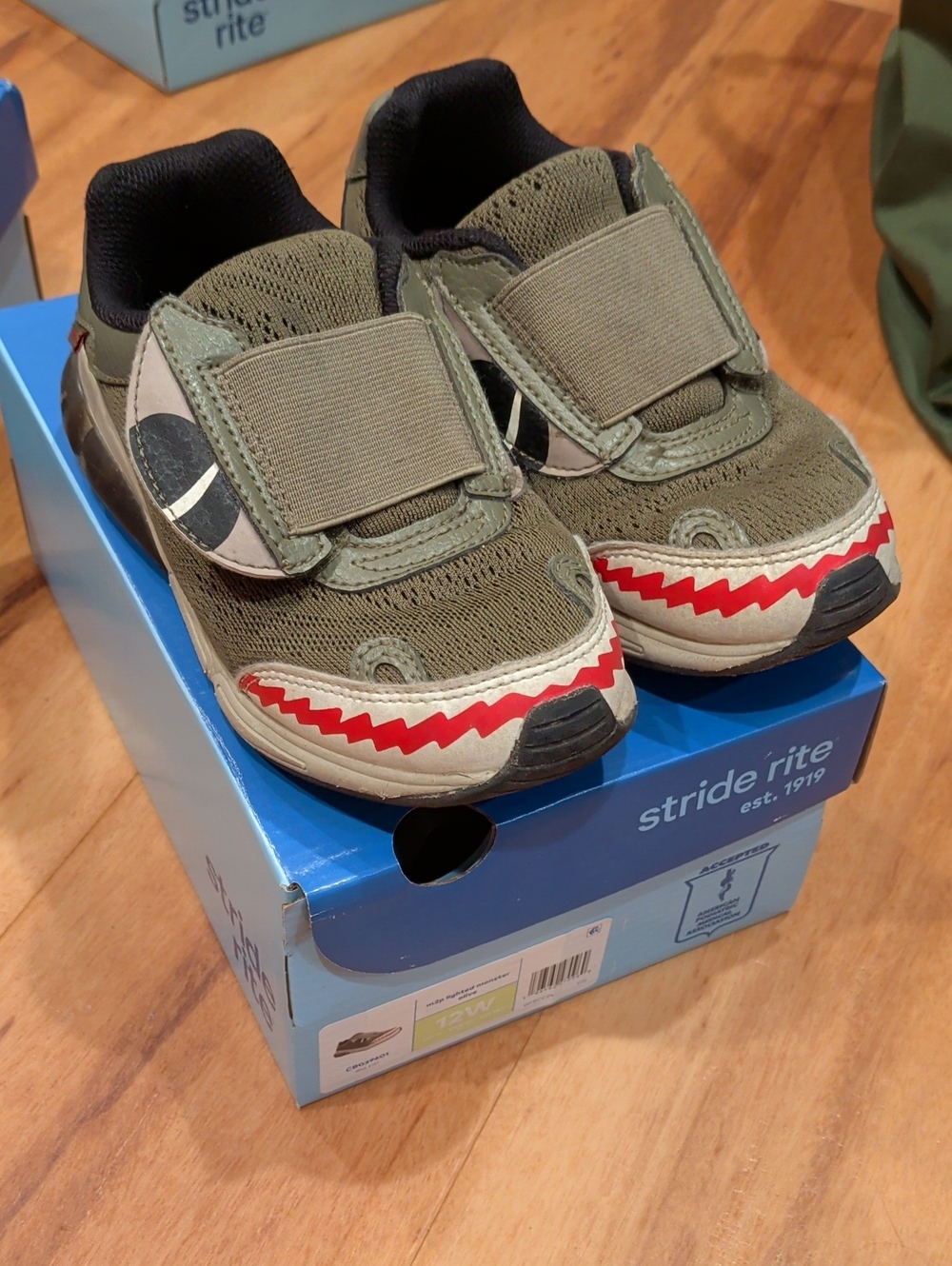 Stride Rite m2p Lightup Monster Shark Washable Light Up Toddler 12W Wide Shoe